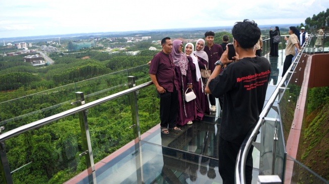 Nur Rohman Hidayat Home: Jembatan Wisata Cilacap yang Menghijau